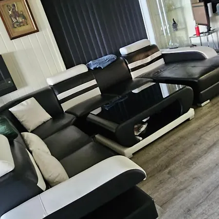 Luxury With Indoor Garage 4 Bedroom, 2 Livingroom And 2 Bathroom *