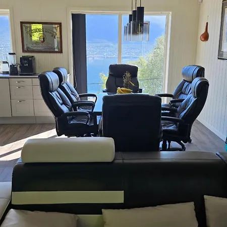 Luxury With Indoor Garage 4 Bedroom, 2 Livingroom And 2 Bathroom Apartment Tromsø
