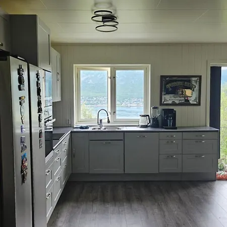 Luxury With Indoor Garage 4 Bedroom, 2 Livingroom And 2 Bathroom Apartment