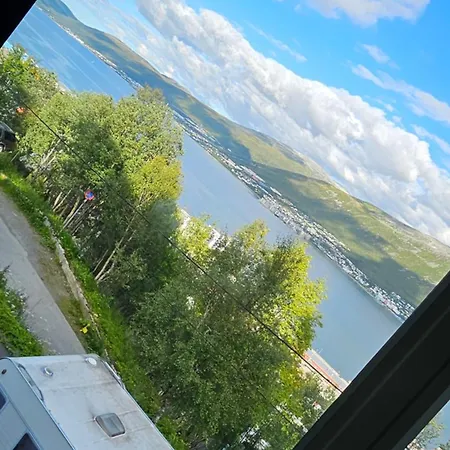 Luxury With Indoor Garage 4 Bedroom, 2 Livingroom And 2 Bathroom Tromsø