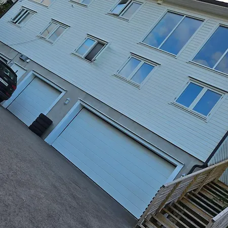 Luxury With Indoor Garage 4 Bedroom, 2 Livingroom And 2 Bathroom Apartment *