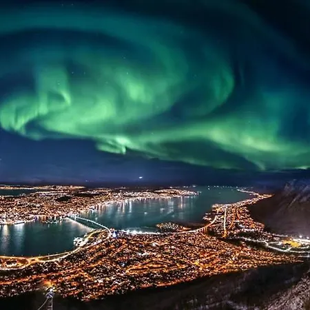 Luxury With Indoor Garage 4 Bedroom, 2 Livingroom And 2 Bathroom Apartment Tromsø